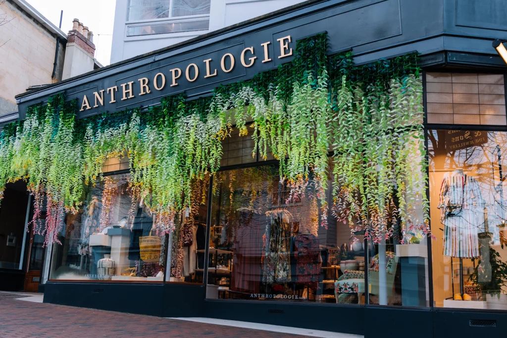 Anthropologie Shop Fassade mit üppiger Pflanzeninstallation in Tunbridge Wells