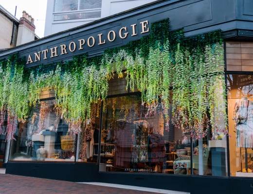 Anthropologie Shop Fassade mit üppiger Pflanzeninstallation in Tunbridge Wells