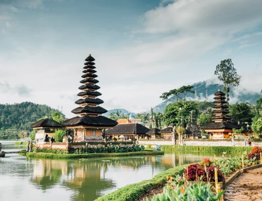 Tempelpagode auf Bali in Indonesien am See, umgeben von Bergen – ein Beispiel für einen der schönsten Orte der Welt