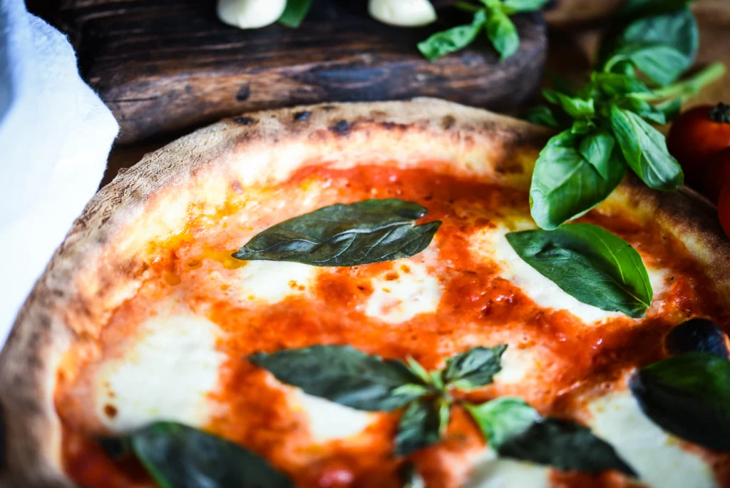 Neapolitanische Pizza Margherita mit Tomatensauce, Mozzarella und frischem Basilikum