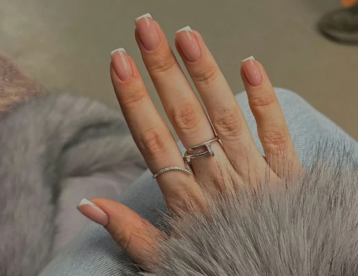 Gepflegte Fingernägel mit natürlicher French-Maniküre und glänzender Oberfläche als Beispiel für sorgfältige Nagelpflege.