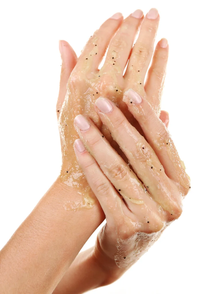 Handpeeling zur sanften Entfernung abgestorbener Hautzellen als vorbereitender Schritt der Nagelpflege.