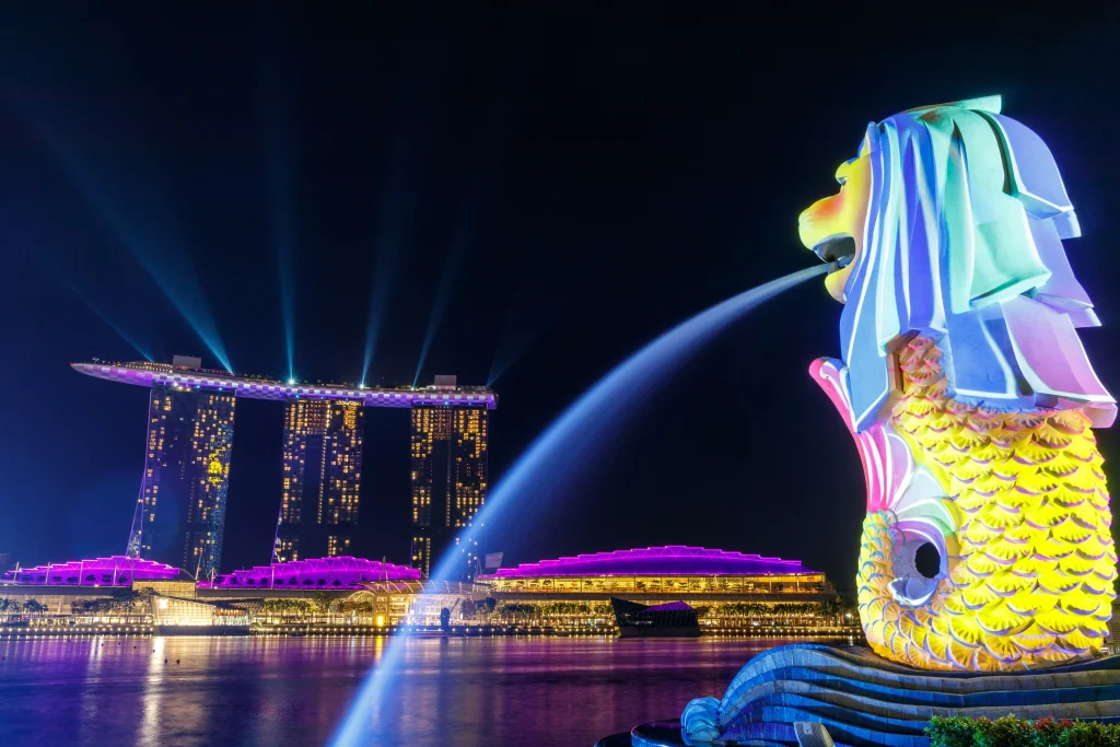 Merlion Statue und Marina Bay Skyline bei Nacht in Singapur – eine der schönsten Städte der Welt