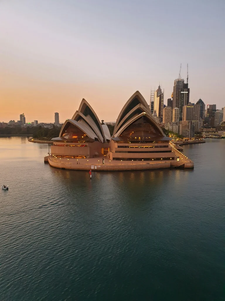 Sydney Opera House bei Sonnenuntergang am Hafen – eine der schönsten Städte der Welt