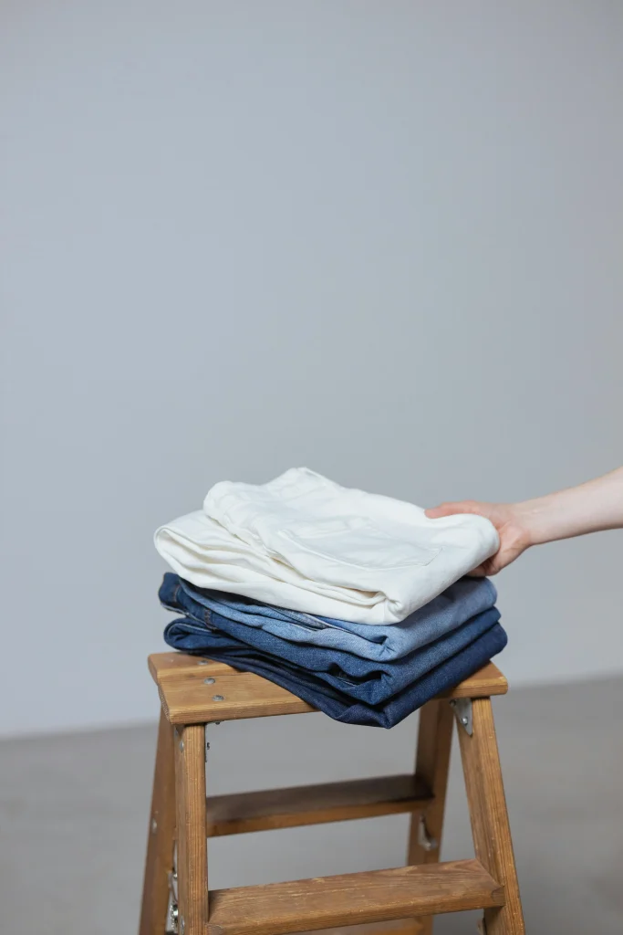 Gefaltete Jeans in Weiß und Blau – unterschiedliche Denim-Stufen im Vergleich