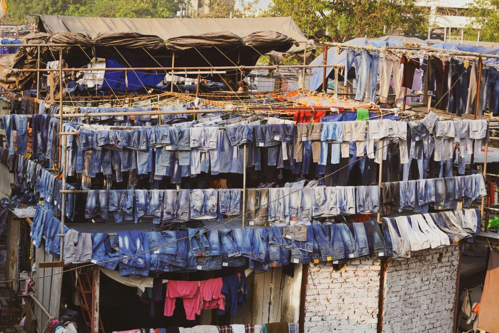 Jeans beim Trocknen nach industriellen Waschprozessen in der Denimproduktion