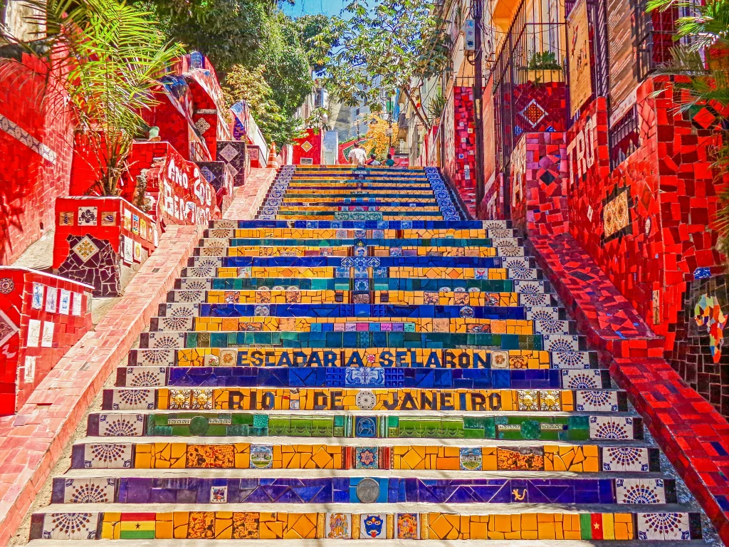 Escadaria Selarón in Rio de Janeiro mit bunten Kacheln – eine der schönsten Städte der Welt