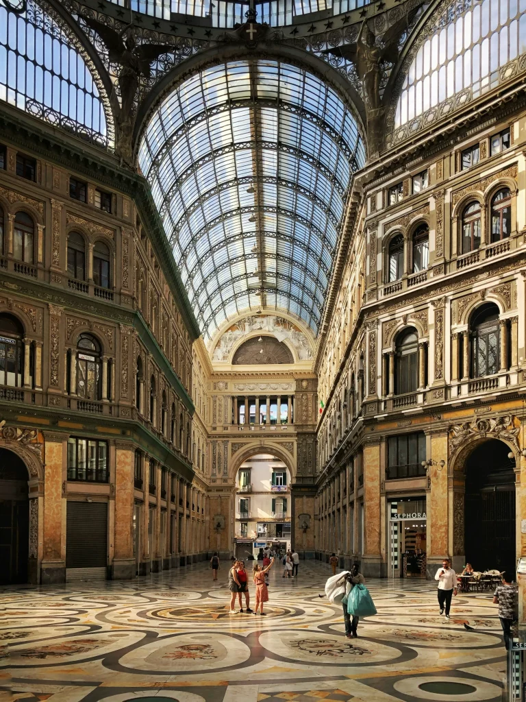 Galleria Umberto I in Neapel mit Glasdach, historischer Architektur und Mosaikboden