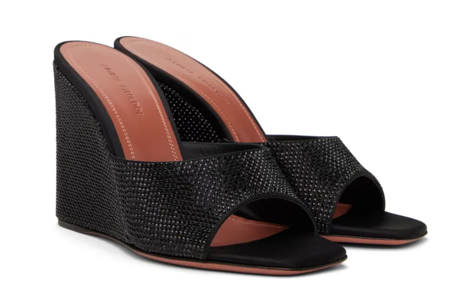 Schwarze Amina Muaddi Lupita Sandalen mit Keilabsatz und Kristallbesatz