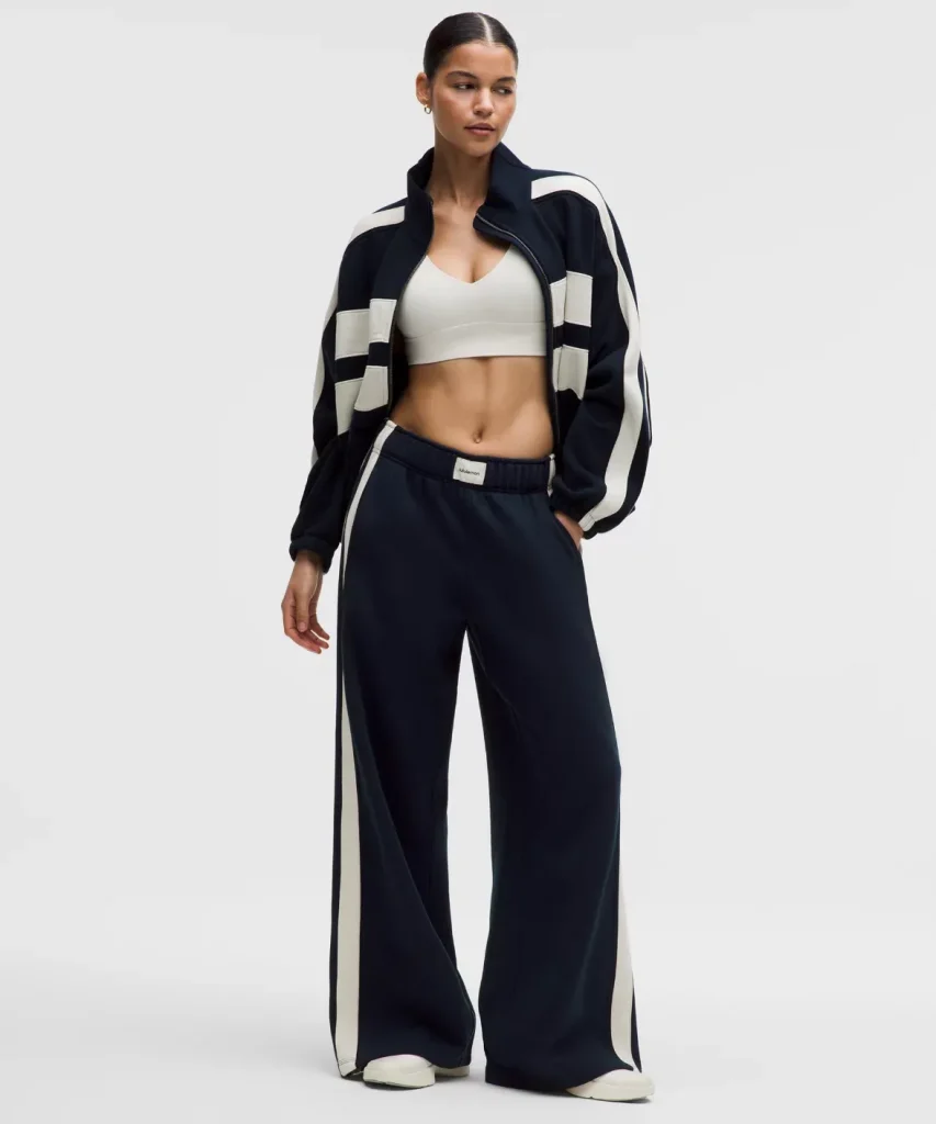 Lululemon Athleisure-Set mit weiter Hose und Sport-BH – sportlicher Modetrend 2026