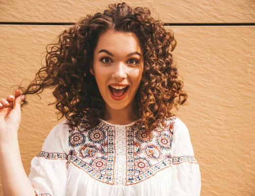 Natürliche Locken über Nacht mit definierter Struktur und Volumen