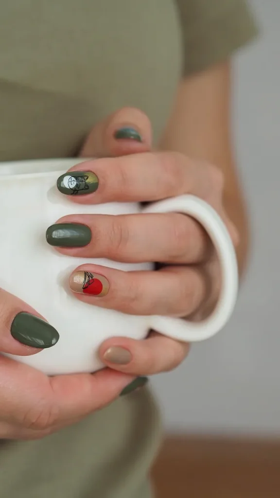 Frühlingsnägel 2026 mit grünen und neutralen Farbtönen, kurze Nägel mit minimalistischer Micro Art und Akzentmotiv