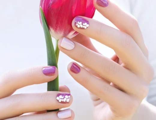 Frühlingsnägel 2026 in Beerenton und Rosé mit dezenten Glanzdetails, elegante Maniküre mit Tulpe im Frühlingslicht