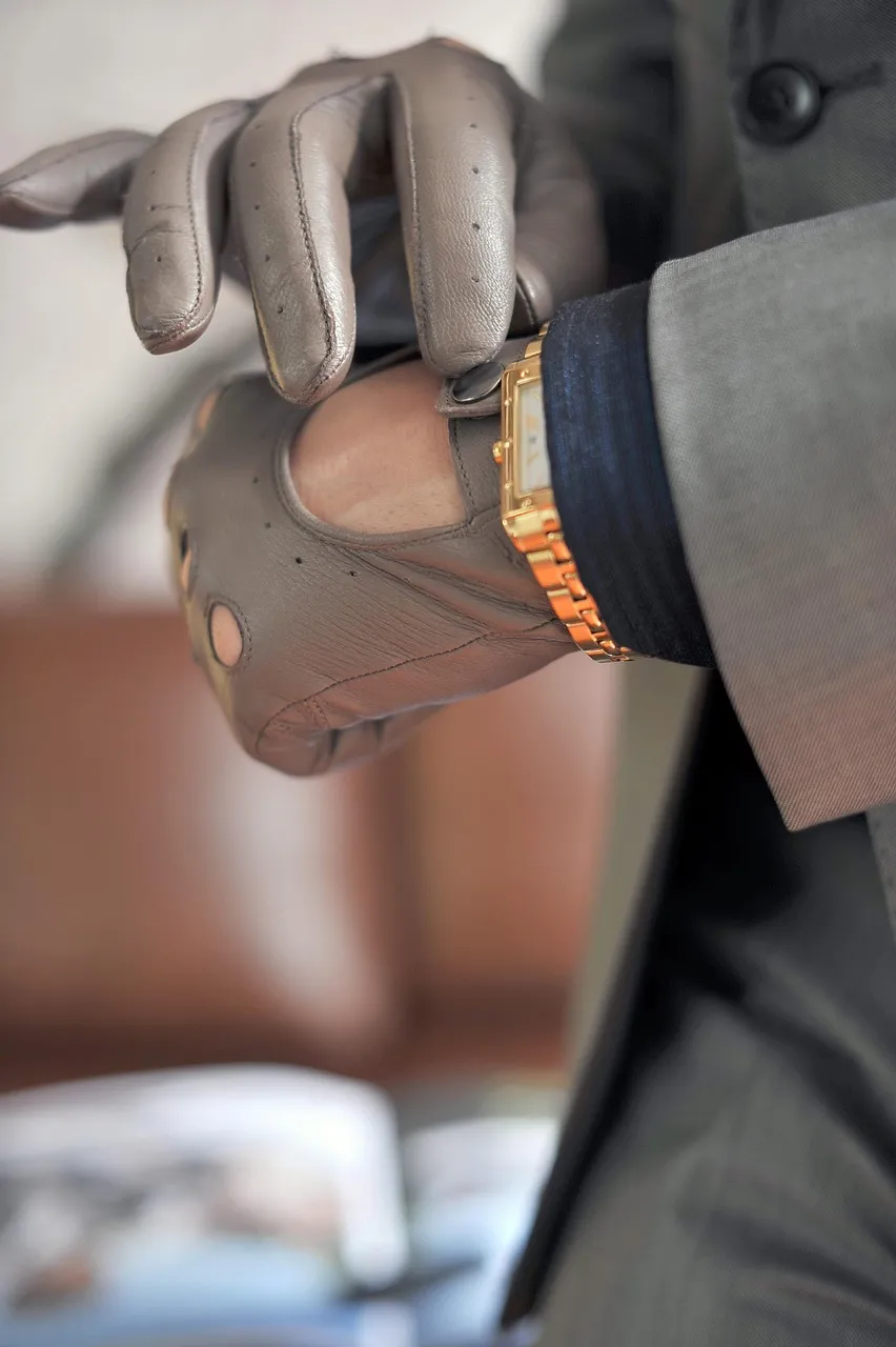 Graue Lederhandschuhe als stilvolles Fashion-Accessoire in einem eleganten Look