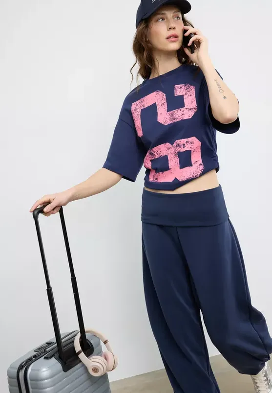 Sportlicher Oversize Look mit weitem T-Shirt und Jogginghose im modernen Streetwear-Stil