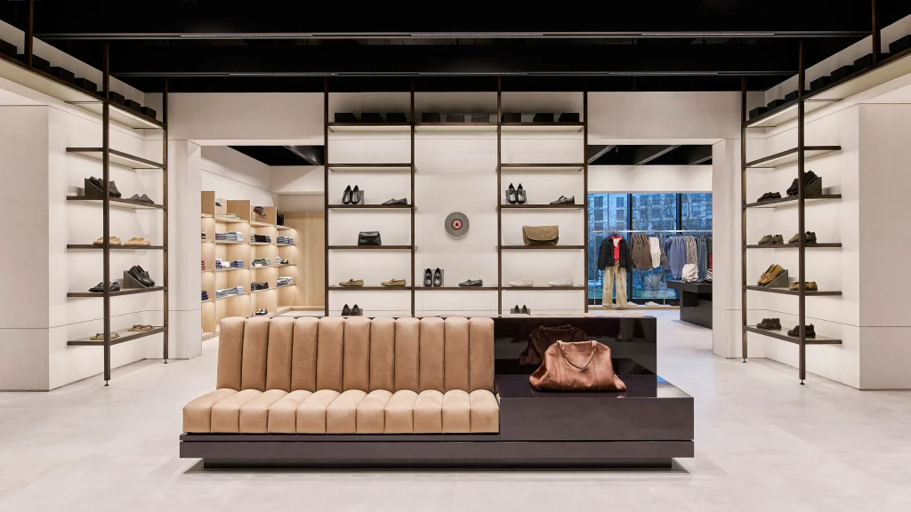 Zara Man Flagshipstore Berlin Schuhe Accessoires Innenraum Lederwaren Präsentation