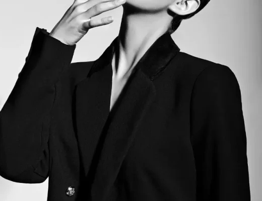 Elegantes schwarz-weiß Fashion-Editorial mit Model im Blazer und minimalistischem Beauty-Look – moderner Modetrend 2026