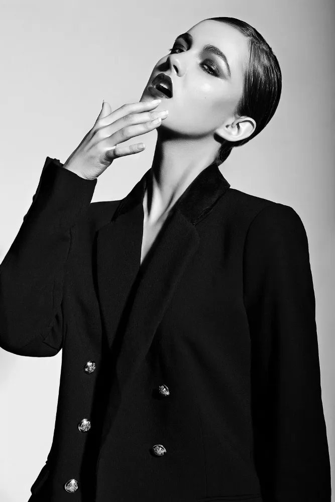 Elegantes schwarz-weiß Fashion-Editorial mit Model im Blazer und minimalistischem Beauty-Look – moderner Modetrend 2026