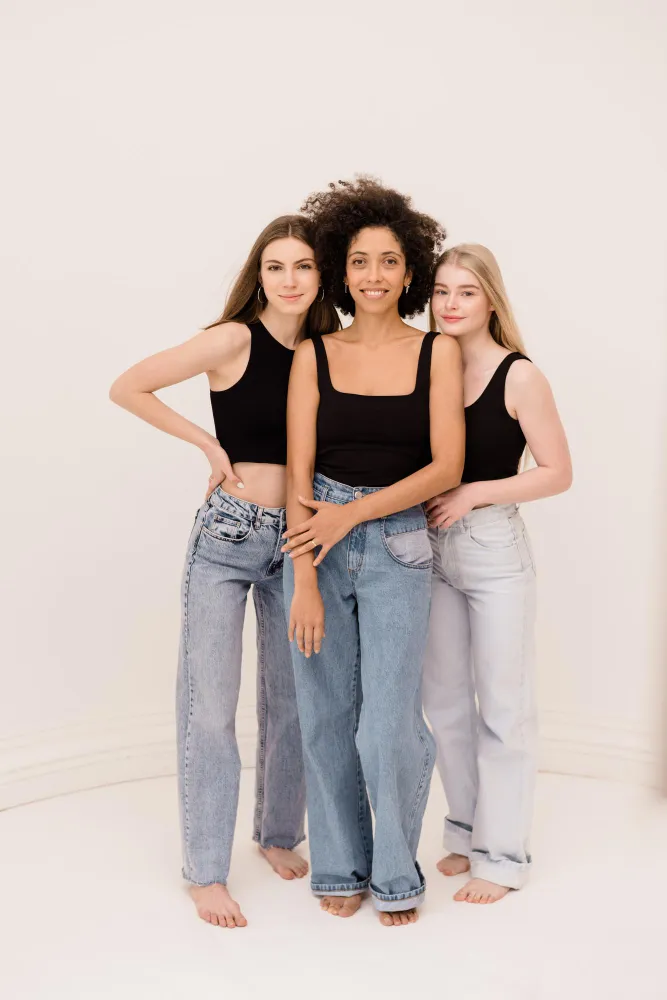 verschiedene Frauen in Jeans Trends 2026 unterschiedliche Passformen