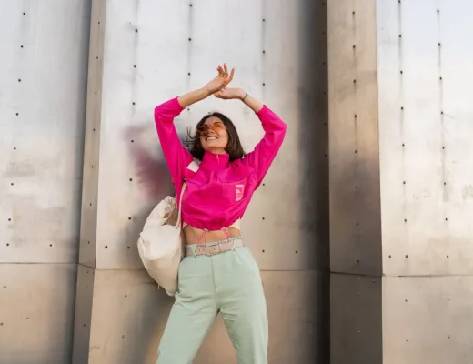 Frau in rosa Oberteil und grünen Hosen, Dopamine Dressing