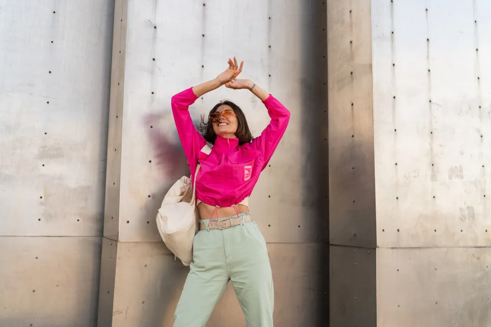 Frau in rosa Oberteil und grünen Hosen, Dopamine Dressing