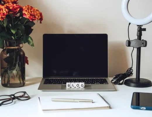 Blog Arbeitsplatz mit Laptop, Notizbuch und Ringlicht – Inspiration für Fashion- und Lifestyle-Blogs