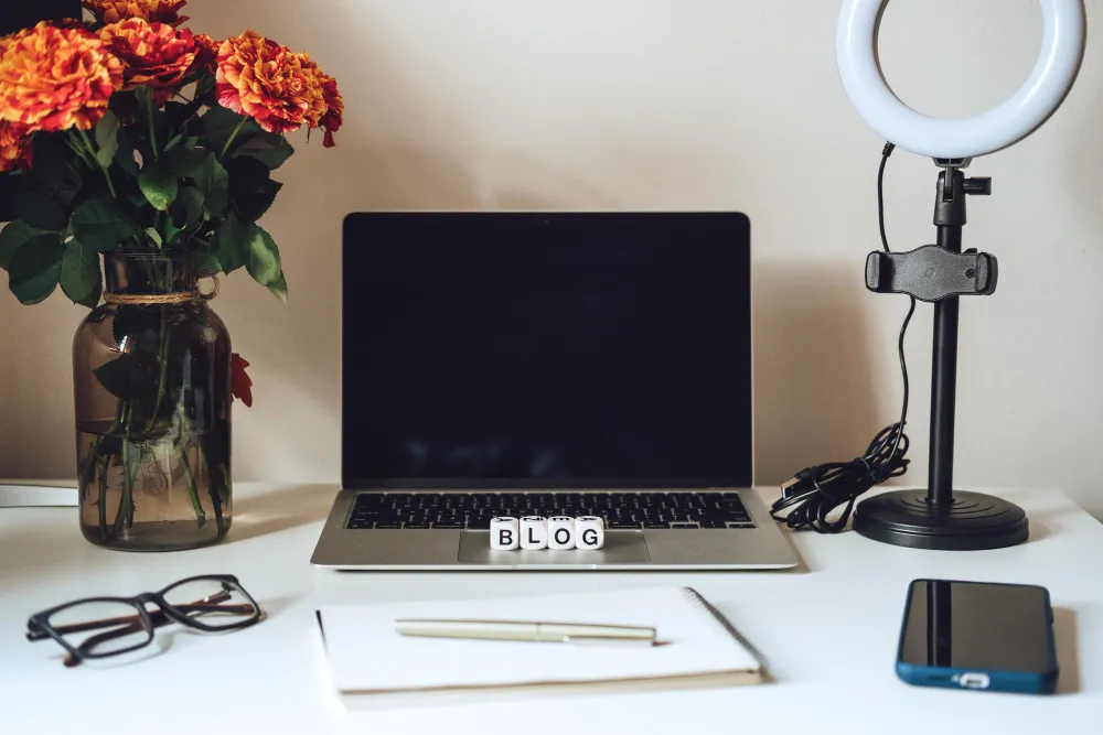 Blog Arbeitsplatz mit Laptop, Notizbuch und Ringlicht – Inspiration für Fashion- und Lifestyle-Blogs