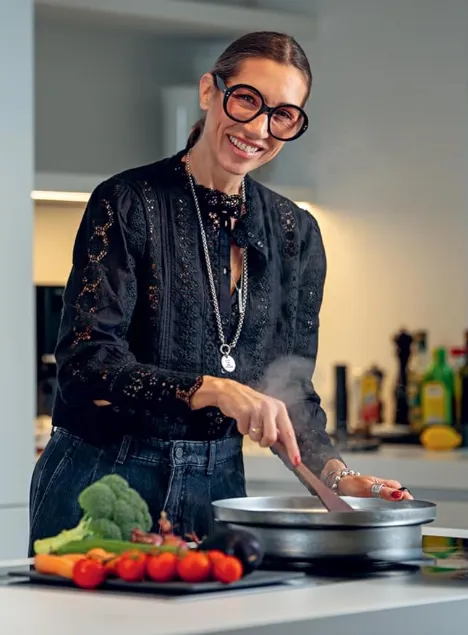 Dr. Swaantje Taube beim Kochen gesunde Ernährung Longevity Lifestyle Küche