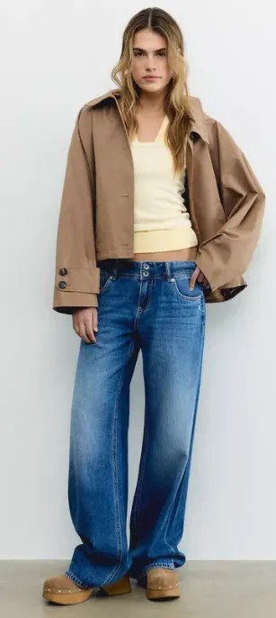 Oversize Look mit weitem Denim und kurzem Oversize-Jacket im modernen Casual-Stil