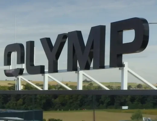Olymp Firmenlogo auf dem Dach des Unternehmenssitzes in Bietigheim-Bissingen