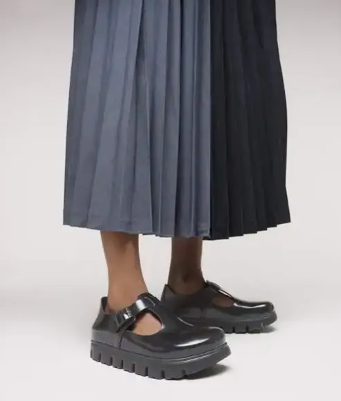 Birkenstock Paris Chunky aus Naturleder in Schwarz kombiniert mit Plisseerock