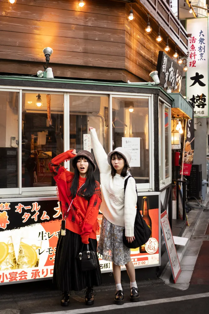 Tokyo Fashion Week Streetstyle mit zwei Frauen in individuellen Outfits vor urbaner Kulisse in Tokio