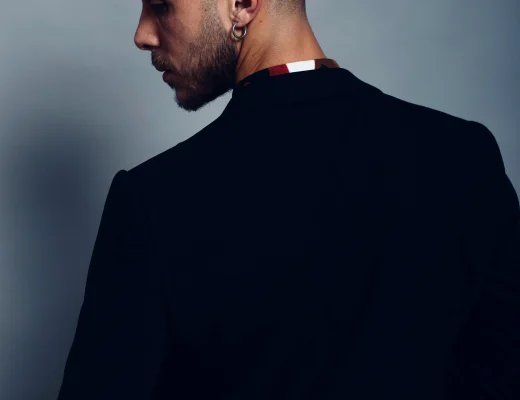 Moderner Undercut 2026 mit Low Fade und Man Bun – eleganter Männerlook im schwarzen Sakko
