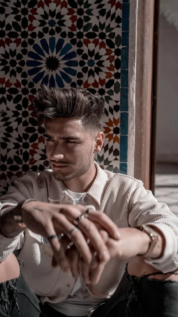 Moderner Undercut 2026 mit strukturierter Tolle und Fade – trendiger Männerhaarschnitt mit Volumen