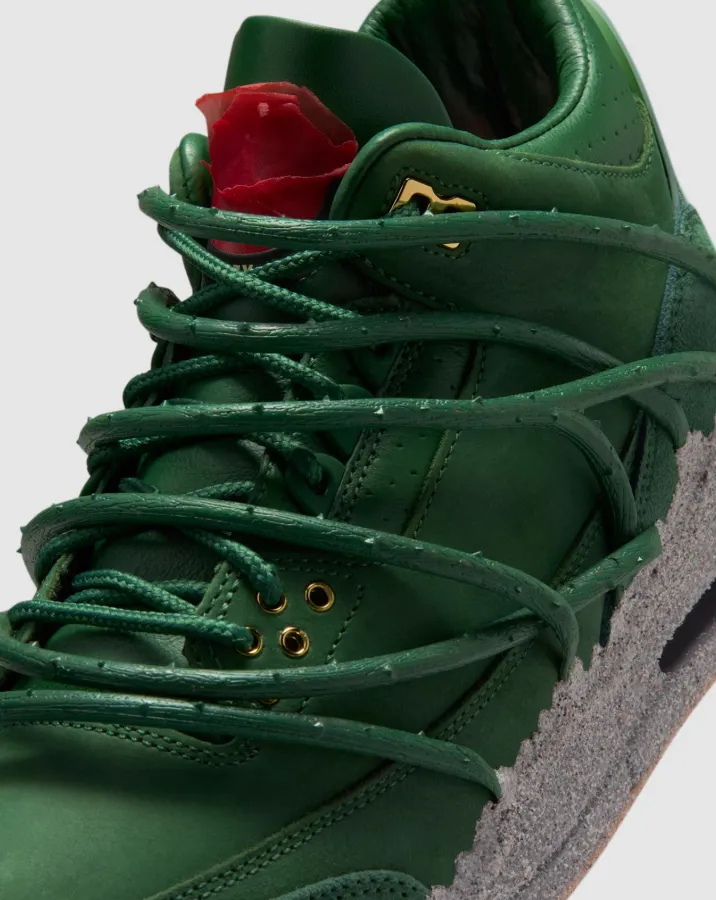 Teyana Taylor x Air Jordan 3 Concrete Rose Detailaufnahme mit grünen Ranken und roter Rose auf der Zunge