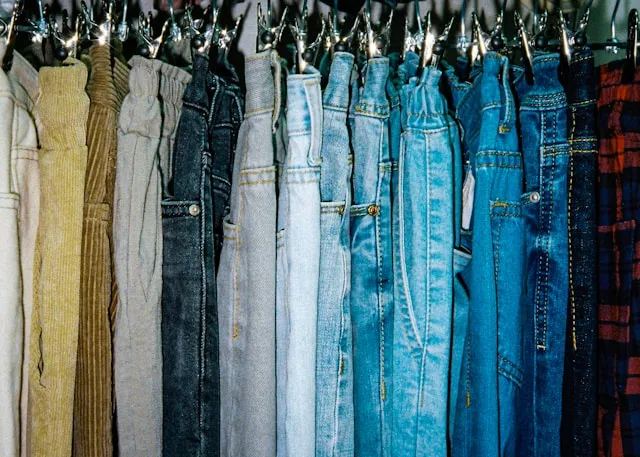 Jeans Trends 2026 verschiedene Denim Fits auf Kleiderstange