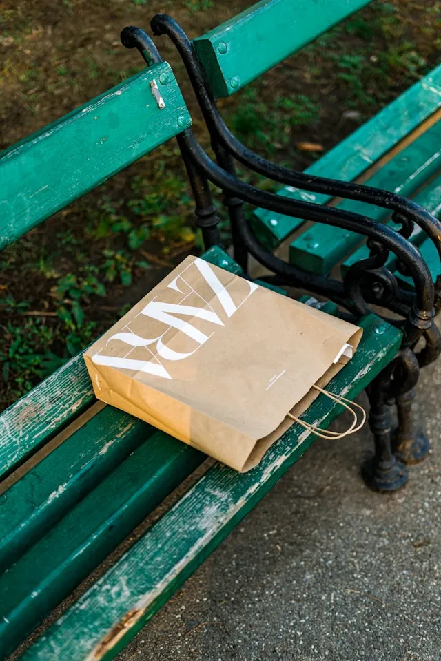 Zara Einkaufstüte auf Parkbank Berlin moderner Fashion Lifestyle Zara Man