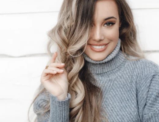 Frau mit weichen Balayage-Strähnen in Blond-Braun mit natürlichem Farbverlauf und sanften Wellen