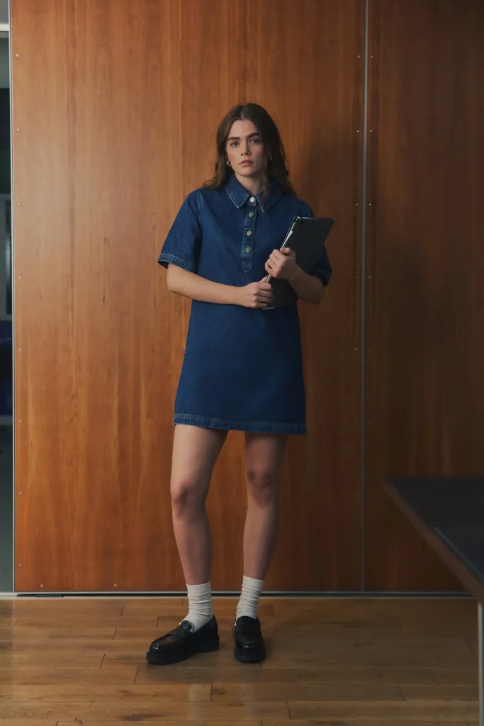 Model im Denim-Kleid aus der Everly SS26 Kollektion mit minimalistischer Capsule-Wardrobe-Ästhetik.