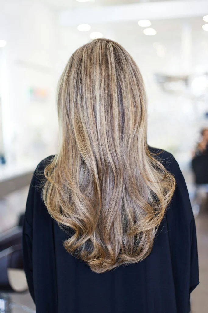 Balayage mit feinen blondbraunen Strähnen und natürlichem Farbverlauf in langen Haaren