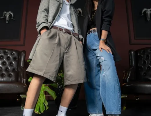 Ein Paar in Oversize-Kleidung, bestehend aus einem Mann mit einer oversize Jacke und Shorts sowie einer Frau mit einem oversize Blazer und weiter Hose.