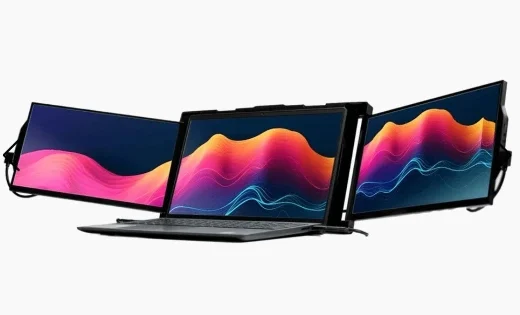 Ein Laptop mit zwei zusätzlichen Monitoren für ein erweitertes Arbeitsfeld