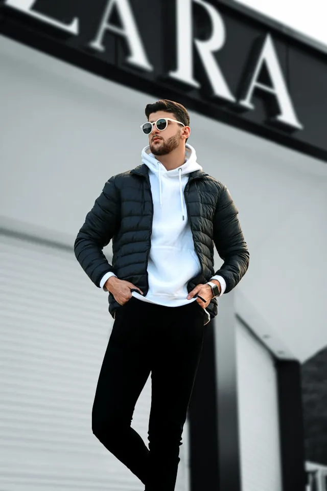 Moderner Herrenmode Look vor Zara Store Berlin mit sportlich-elegantem Outfit