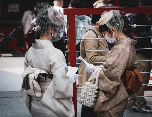Zwei Frauen in traditionellen Kimonos und modernen Accessoires auf der Straße