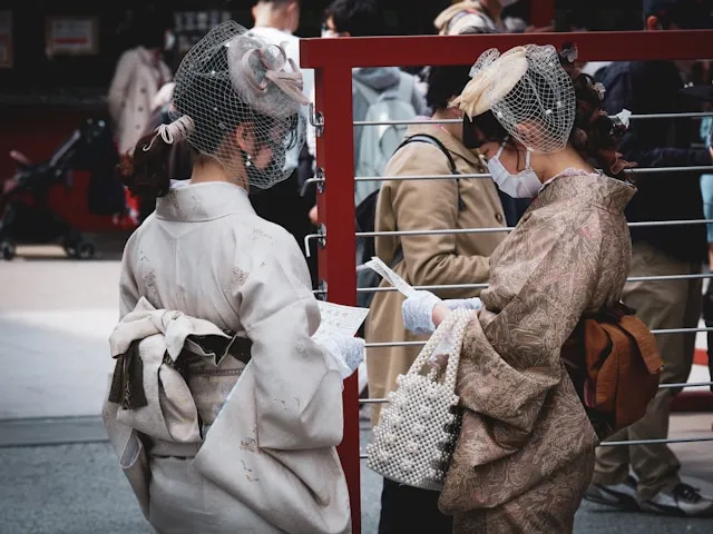 Tokyo Fashion Week Streetstyle mit traditionellen Kimonos und modernen Accessoires