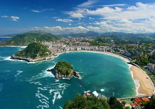 Blick auf San Sebastián mit Playa de la Concha und umliegender Landschaft