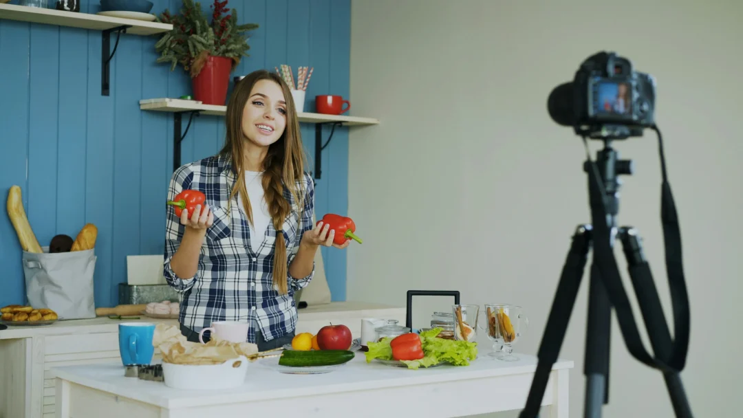 Influencerin filmt sich in der Küche mit Paprika und Gemüse – Symbolbild für Social-Media-Trend Parasite Cleanse