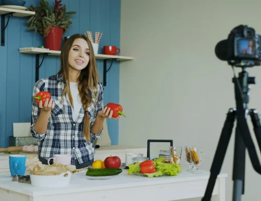 Influencerin filmt sich in der Küche mit Paprika und Gemüse – Symbolbild für Social-Media-Trend Parasite Cleanse