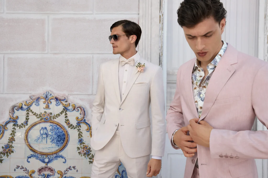 Moderner Hochzeitsanzug Herren in Creme und Rosé mit stilvollen Details für eine sommerliche Hochzeit