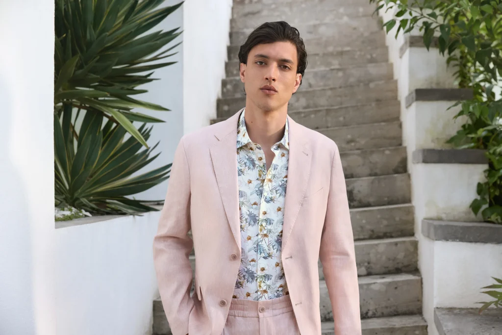 Hochzeitsanzug Herren in Rosé mit floralem Hemd für modernen Bräutigam Look